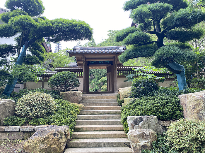 在古建筑设计中，如何通过布局与建筑空间的层次感营造独特氛围